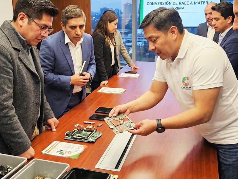 Equipo de Circular Solutions revisando componentes electrónicos recuperados